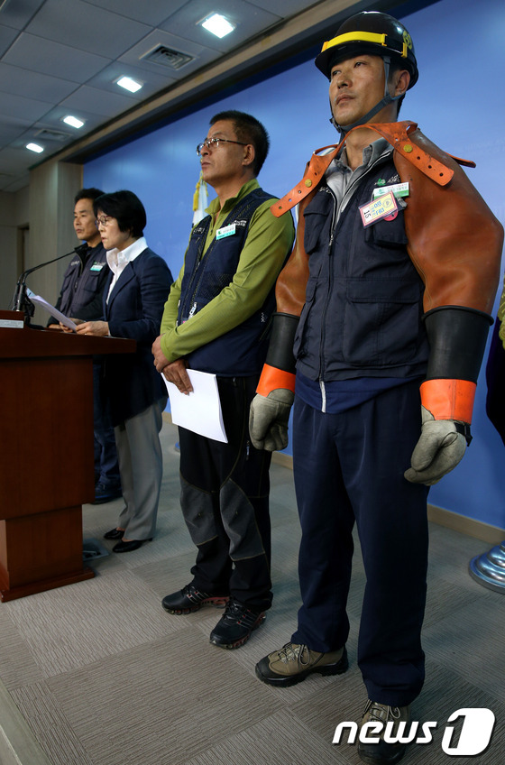 (서울=뉴스1) 박정호 기자 = 민주통합당 전순옥 의원이 26일 서울 여의도 국회 정론관에서 한국전력 산하 고압 배전협력업체 전체 842개 중 211개 업체에 대해 실제 일하는 전 …