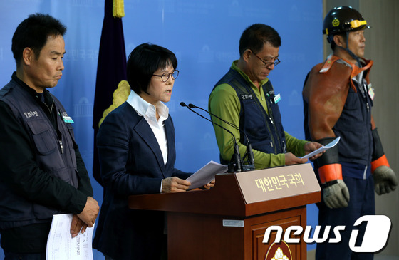 (서울=뉴스1) 박정호 기자 = 민주통합당 전순옥 의원이 26일 서울 여의도 국회 정론관에서 한국전력 산하 고압 배전협력업체 전체 842개 중 211개 업체에 대해 실제 일하는 전 …