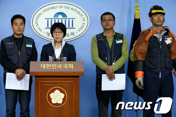 (서울=뉴스1) 박정호 기자 = 민주통합당 전순옥 의원이 26일 서울 여의도 국회 정론관에서 한국전력 산하 고압 배전협력업체 전체 842개 중 211개 업체에 대해 실제 일하는 전 …