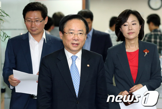 (서울=뉴스1) 이종덕 기자 = 새누리당 이주영 대선기획단장이 이상일·조윤선 대변인과 함께 26일 서울 여의도 당사에서 선거대책위원회 인선을 발표하기위해 기자회견장에 들어서고 있다 …