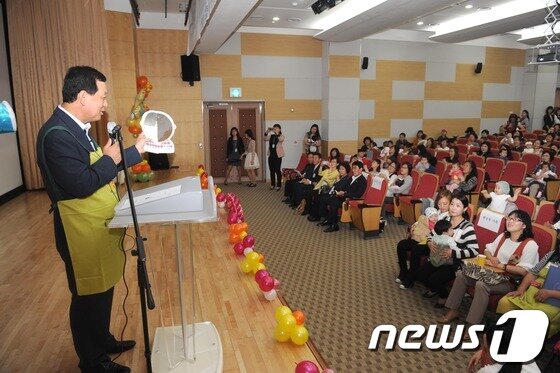 본문 이미지 - '북 스타트'선포식에 참석, 직접 그림책을 읽고 있는 이교범 하남시장 /사진=하남시 제공 © News1 