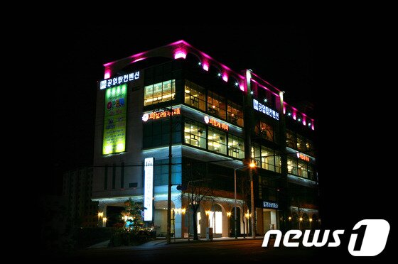 본문 이미지 - 울산 남구에 위치한 공업탑컨벤션 야간 전경. © News1 