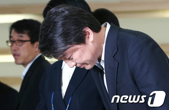 본문 이미지 - 무소속 안철수 대통령 후보가 27일 오후 서울 종로구 공평동 선거사무소에서 캠프에 합류해 정책 전반을 총괄할 장하성 고려대 경영학과 교수와 함께 포토세션을 가진 후 부인 김미경 교수의 다운계약서 작성 논란과 관련해 죄송하다며 고개숙여 인사하고 있다. 2012.9.27/뉴스1 © News1 양동욱 기자