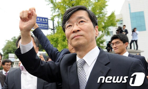 본문 이미지 - 곽노현 서울시교육감이 27일 오후 서울시교육청에서 직원들에게 손을 들어 마지막 인사를 하고 있다. 2012.9.27/뉴스1 © News1 박지혜 기자