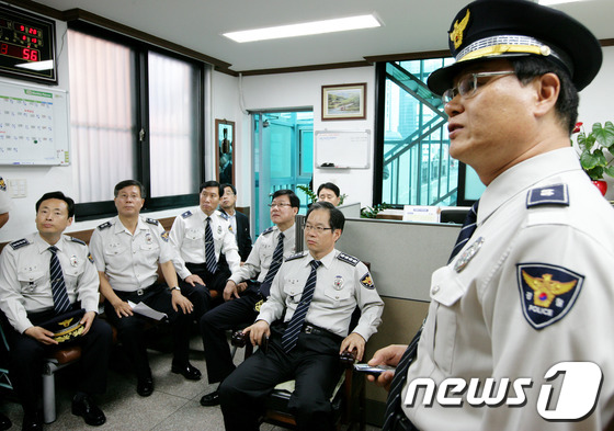 (서울=뉴스1) 김보영  = 김기용 경찰청장이 28일 오후 서울남대문경찰서 서울역파출소를 방문하여 근무중인 직원을 격려하고 있다. (경찰청 제공) 2012.9.28/뉴스1