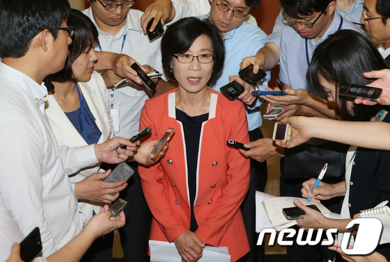 (서울=뉴스1) 양동욱 기자 = 통합진보당 김제남 의원이 3일 오전 서울 여의도 국회 정론관에서 기자회견을 갖고 취재진의 질문에 답하고 있다. 김 의원은 "통합진보당 내에서의 혁신 …