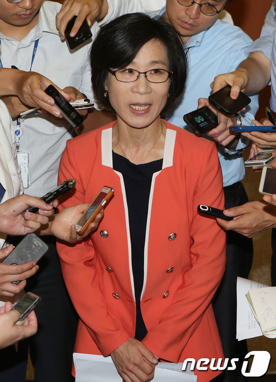 (서울=뉴스1) 양동욱 기자 = 통합진보당 김제남 의원이 3일 오전 서울 여의도 국회 정론관에서 기자회견을 갖고 취재진의 질문에 답하고 있다. 김 의원은 "통합진보당 내에서의 혁신 …