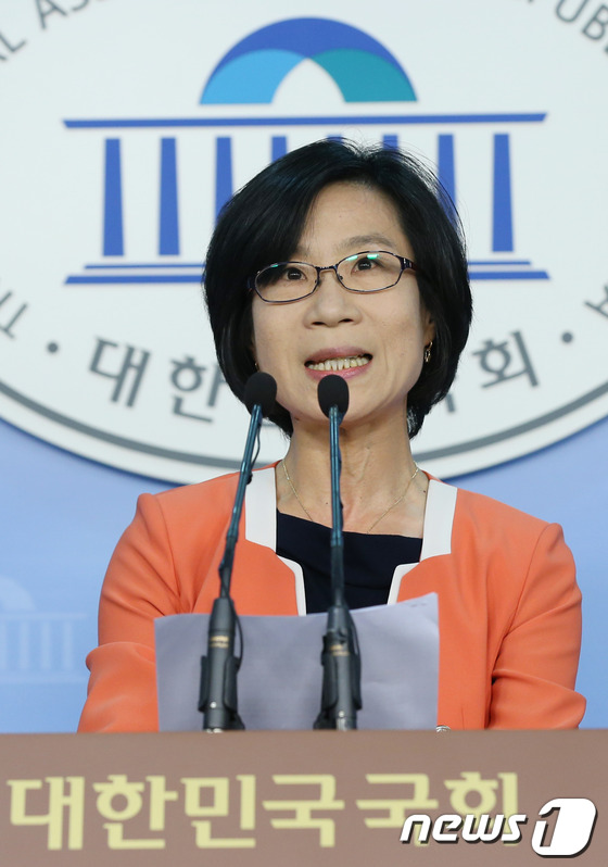 (서울=뉴스1) 양동욱 기자 = 통합진보당 김제남 의원이 3일 오전 서울 여의도 국회 정론관에서 기자회견을 갖고 있다. 김 의원은 "통합진보당 내에서의 혁신과 화합 좌절, 새로운 …