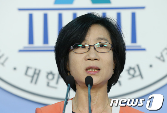 (서울=뉴스1) 양동욱 기자 = 통합진보당 김제남 의원이 3일 오전 서울 여의도 국회 정론관에서 기자회견을 갖고 있다. 김 의원은 "통합진보당 내에서의 혁신과 화합 좌절, 새로운 …