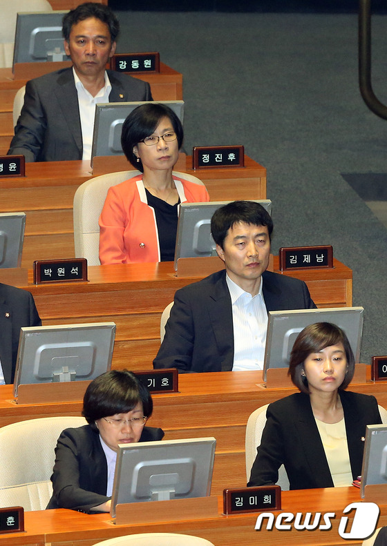 (서울=뉴스1) 이종덕 기자 = 이석기, 김재연 의원을 비롯한 통합진보당 의원들이 3일 오후 국회 본회의에 참석하고 있다. 통합진보당은 이날 열린 최고위원회에서 혁신 재창당 안건에 …
