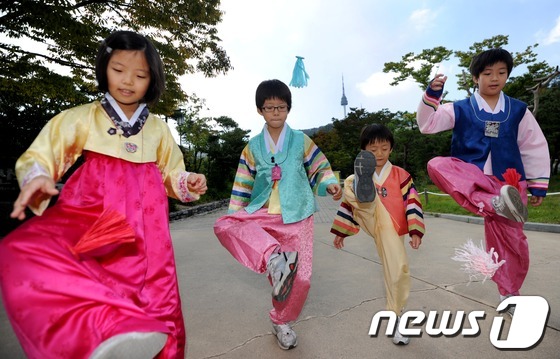(서울=뉴스1) 이정선 기자 = 민족 고유의 명절 추석인 30일 오전 서울 중구 남산골한옥마을에서 어린이들이 우리나라 전통 놀이인 제기차기를 하며 즐거운 시간을 보내고 있다. 20 …