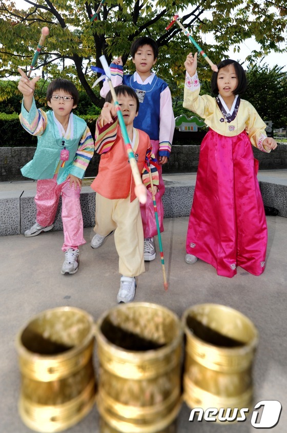 (서울=뉴스1) 이정선 기자 = 민족 고유의 명절 추석인 30일 오전 서울 중구 남산골한옥마을에서 어린이들이 투호 던지기를 하며 즐거운 시간을 보내고 있다. 2012.9.30/뉴스 …