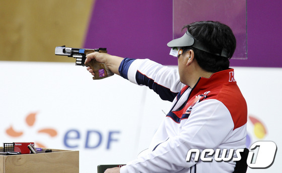 (서울=뉴스1) 이명근 기자 = 장애인 사격대표팀 이주희 선수가 4일 런던 왕립포병대 기지 사격경기장에서 열린 2012 런던장애인올림픽 사격 25m 권총 SH1 종목 결선에 출전하 …