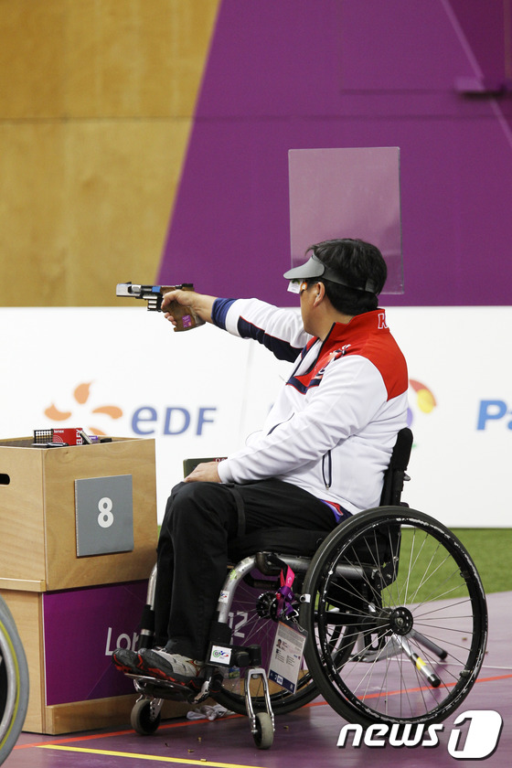(서울=뉴스1) 이명근 기자 = 장애인 사격대표팀 이주희 선수가 4일 런던 왕립포병대 기지 사격경기장에서 열린 2012 런던장애인올림픽 사격 25m 권총 SH1 종목 결선에 출전하 …