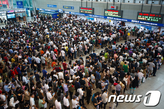 (서울=뉴스1) 유승관 기자 = 2012년 추석 연휴 열차승차권 예매가 시작된 4일 오전 시민들이 기차표 예매를 위해 서울역 창구에 길게 줄지어 기다리고 있다. 예매 대상 승차권 …