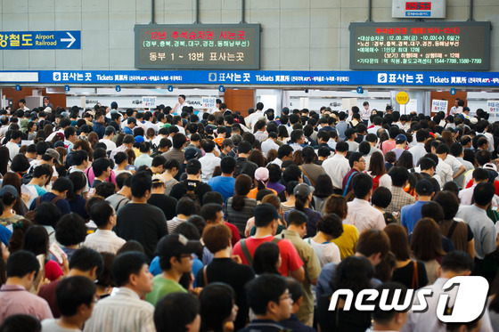 (서울=뉴스1) 유승관 기자 = 2012년 추석 연휴 열차승차권 예매가 시작된 4일 오전 시민들이 기차표 예매를 위해 서울역 창구에 길게 줄지어 기다리고 있다. 예매 대상 승차권 …