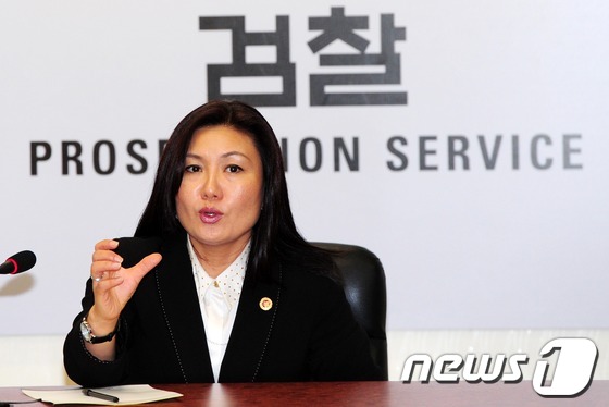 (서울=뉴스1) 손형주 인턴기자 = 최근 나주 초등생 성폭행 사건으로 아동 성폭행범 처벌에 대한 관심이 높아지고 있는 가운데 4일 오전 서울중앙지검에서 성폭력 사건 전문가인 박향헌 …