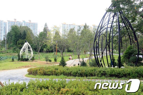 본문 이미지 -                                                                   광주 중외공원 용봉초록습지에 자리잡은 황지해 작가의 '비오톱'설치조형물 © News1 김태성 기자  