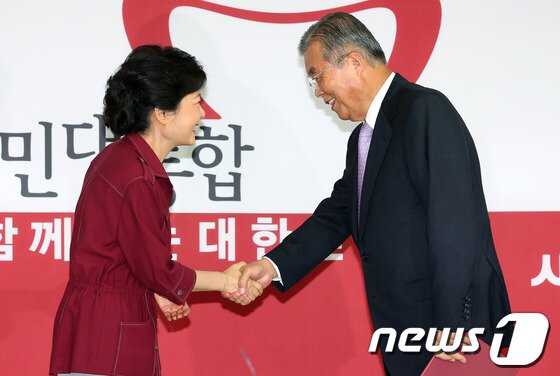 본문 이미지 - 새누리당(국민의힘 전신) 박근혜 대통령 후보가 지난 2012년 9월5일 서울 여의도 당사에서 열린 대통령선거대책기구 임명장 수여식에서 김종인 국민행복특별위원회 위원장에게 임명장을 수여하고 악수하는 모습. 박 후보는 임명장 수여식 후 "열 보다는 통합으로 과거보다는 미래로 나가는 새누리당 돼야한다"고 말했다. 2012.9.5/뉴스1
