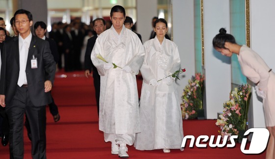 (가평=뉴스1) 이명근 기자 = 故문선명 총재의 막내아들인 문형진 통일교 세계회장 부부가 6일 오전 경기 가평 청심평화월드센터에서 열린 천주성화식에 참석하고 있다. 2012.9.6 …
