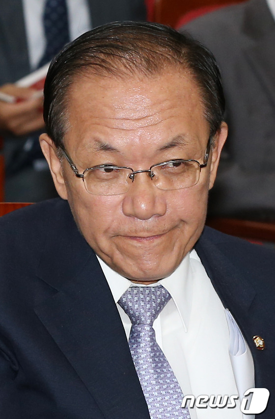 (서울=뉴스1) 양동욱 기자 = 새누리당 황우여 대표가 6일 오후 서울 여의도 국회의원회관에서 열린 스펙초월 청년채용시스템 정책토론회에 참석해 굳은 표정을 짓고 있다. 2012.9 …