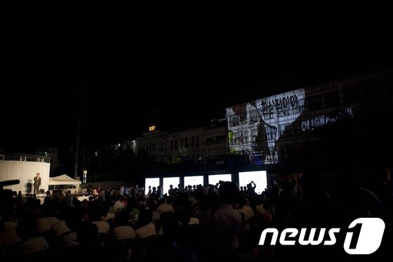 본문 이미지 - 지난해 구 도청앞에서 열린 미디어 아트 페스티벌의 미디어 파사드 /.사진제공=광주문화재단© News1