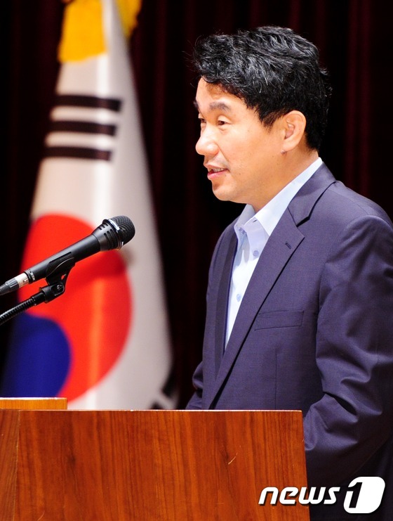 (서울=뉴스1) 이정선 기자 = 이주호 교육과학기술부 장관이 7일 오전 서울 도렴동 정부중앙청사 별관 대강당에서 열린 정부부처 공무원 대상 학부모 인성교육에서 인사말을 하고 있다. …