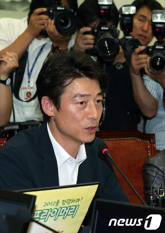 (서울=뉴스1) 이종덕 기자 = 민주통합당 송호창 의원이 7일 서울 여의도 국회의사당에서 열린 민주통합당 최고위원회의에서 6일 열린 안철수 원장의 측근인 금태섭 변호사의 기자회견 …