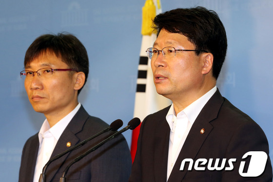 (서울=뉴스1) 이광호 기자 = 통합진보당 구당권파 측이 7일 오전 긴급 의원총회를 열어 오병윤 의원(오른쪽)을 원내대표로 선출했다. 신임 원내대표로 선출된 오병윤 의원이 국회 정 …