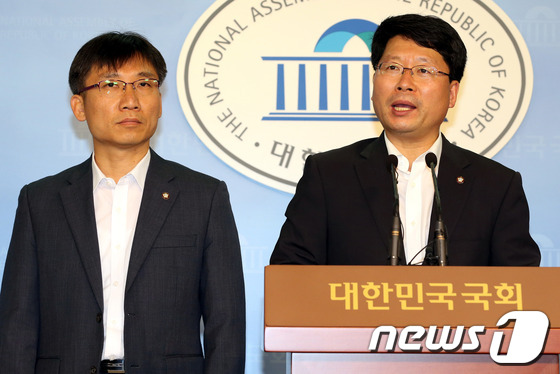 (서울=뉴스1) 이광호 기자 = 통합진보당 구당권파 측이 7일 오전 긴급 의원총회를 열어 오병윤 의원(오른쪽)을 원내대표로 선출했다. 신임 원내대표로 선출된 오병윤 의원이 국회 정 …