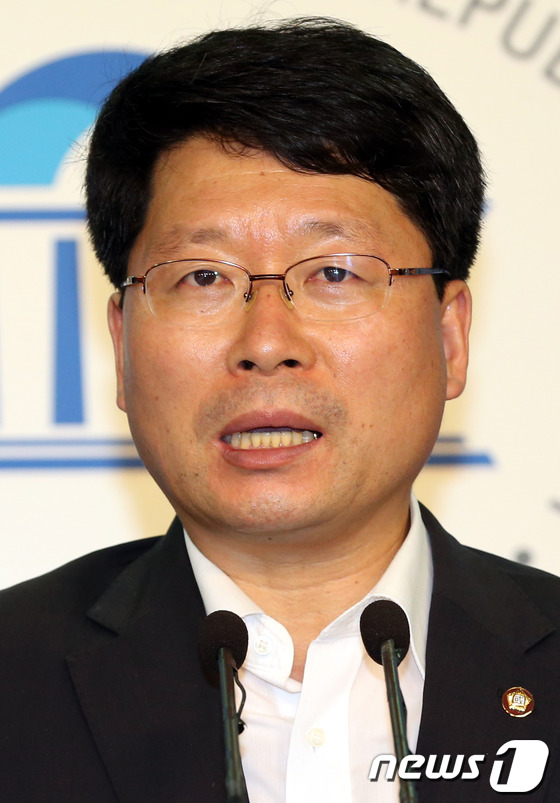 (서울=뉴스1) 이광호 기자 = 통합진보당 구당권파 측이 7일 오전 긴급 의원총회를 열어 오병윤 의원을 원내대표로 선출했다. 신임 원내대표로 선출된 오병윤 의원이 국회 정론관에서 …