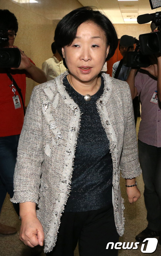 (서울=뉴스1) 이광호 기자 = 통합진보당 신당권파 측 심상정 의원이 7일 오후 국회 의원단대표실에서 비공개로 열린 비례대표 4인 제명 안건 처리 관련 의원총회에 참석하고 있다. …