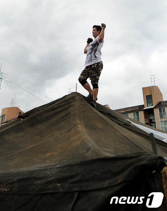 (서울=뉴스1) 이정선 기자 = 온라인 커뮤니티 SLR클럽의 ‘T24 소셜 페스티벌’이 열린 8일 오후 서울 양천구 신원초등학교에서 닉네임 ‘Lv7.벌레’를 사용하는 이광낙 씨가 …
