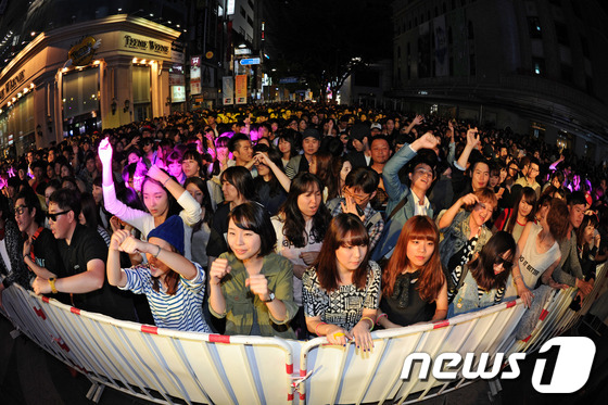 (서울=뉴스1) 박세연 기자 = 8일 밤 서울 중구 명동 우리은행앞에서 열린 '명동 댄스 나이트'행사에 참여한 시민들이 흥겨운 음악에 맞춰 춤을추며 즐거운 시간을 보내고 있다. 정 …