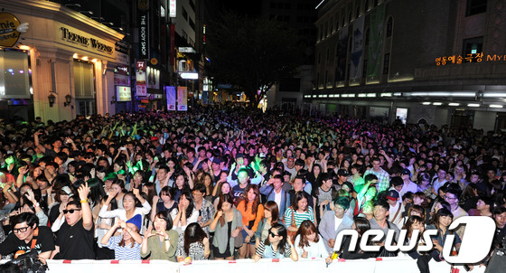 (서울=뉴스1) 박세연 기자 = 8일 밤 서울 중구 명동 우리은행앞에서 열린 '명동 댄스 나이트'행사에 참여한 시민들이 흥겨운 음악에 맞춰 춤을추며 즐거운 시간을 보내고 있다. 정 …