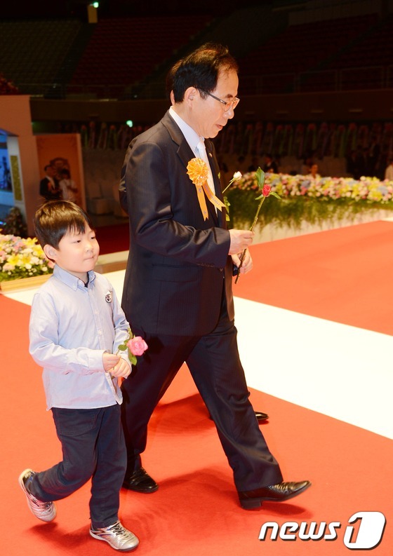 (서울=뉴스1) 이동원 기자 = 8일 오후 경기도 가평군 설악면 송산리 청심평화월드센터에 마련된 문선명 총재 빈소에서 김성곤 민주통합당 국회의원(오른쪽)이 헌화를 하기 위해 들어서 …