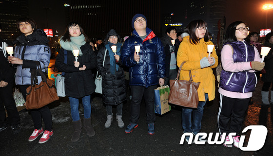 (서울=뉴스1) 박세연 기자 = 12일 오후 서울역 광장에서 '국회연금법 반대시위'(일명 국연시) 주최로 열린 국회의원 연금폐지 및 특권축소 촛불집회에서 참석자들이 촛불을 들고 있 …