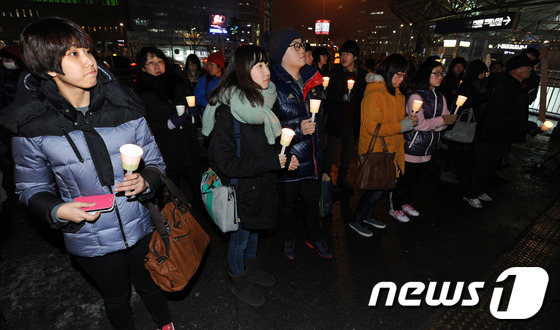 (서울=뉴스1) 박세연 기자 = 12일 오후 서울역 광장에서 '국회연금법 반대시위'(일명 국연시) 주최로 열린 국회의원 연금폐지 및 특권축소 촛불집회에서 참석자들이 촛불을 들고 있 …