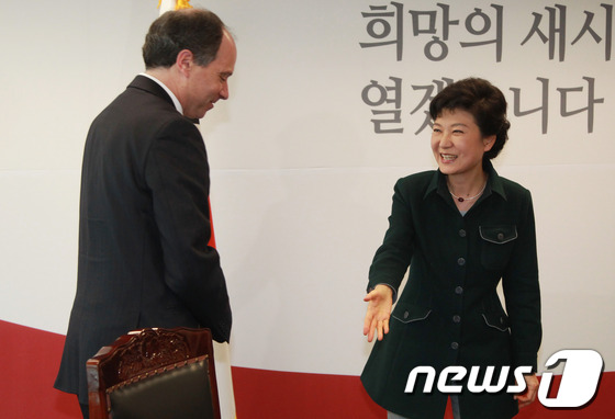 (서울=뉴스1) 인수위사진기자단 = 박근혜 대통령 당선인이 14일 오후 서울 종로구 통의동집무실에서 스콧 와이트먼 주한 영국대사를 접견하고 있다. 2013.1.14/뉴스1