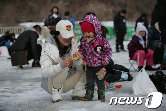 본문 이미지 - 가평 자라섬씽씽겨울축제장을 찾은 모자의 모습이 정겹다. /사진제공=가평군 © News1  