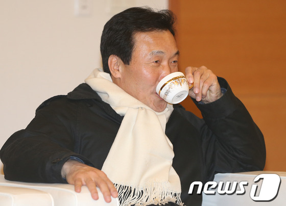 (영종도=뉴스1) 송원영 기자 = 손학규 민주통합당 상임고문이 15일 인천국제공항에서 독일로 출국하기에 앞서 차를 마시고 있다. 손 고문은 독일 베를린에 머물며 독일 사민당의 싱크 …