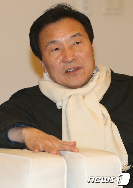 (영종도=뉴스1) 송원영 기자 = 손학규 민주통합당 상임고문이 15일 인천국제공항에서 취재진의 질문에 대답하고 있다. 손 고문은 독일 베를린에 머물며 독일 사민당의 싱크탱크인 프리 …