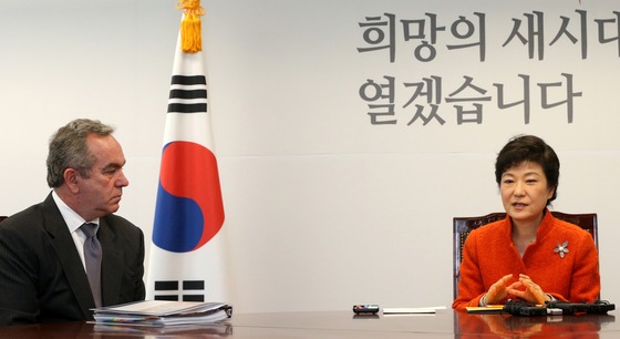 (서울=뉴스1) 인수위사진기자단 = 박근혜 대통령 당선인이 16일 서울 통의동 금융감독원 연수원 내 집무실에서 커트 캠벨 미국 국무부 동아태 차관보 등 미 대표단에게 인사말하고 있 …