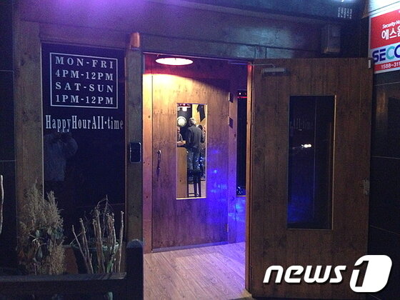 본문 이미지 - 울산 동구 방어동 한 골목에 위치한 외국인 바 모습. 바 안에서 외국인들이 술을 마시며 담소를 나누고 있다.© News1 이상길 기자 