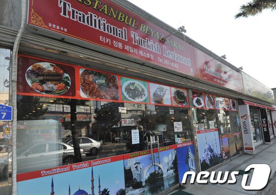 본문 이미지 - 터키인 '하산 바키(36)'씨가 운영하고 있는 터키 정통 패밀리 레스토랑.© News1 노화정 기자 
