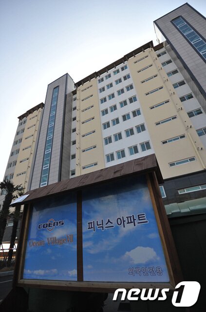 본문 이미지 - 울산 동구 방어동을 대표하는 외국인 전용아파트 '피닉스 아파트'© News1 노화정 기자 
