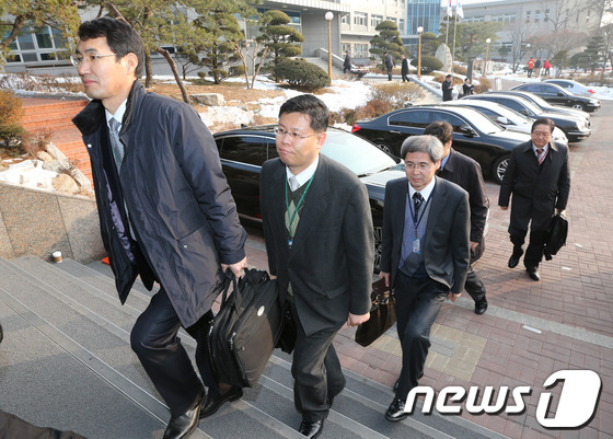 (서울=뉴스1) 송원영 기자 = 정부업무보고 마지막 날인 17일 오후 서울 종로구 삼청동 대통령직인수위원회에 삼림청 관계자들이 업무보고를 위해 들어가고 있다. 2013.1.17/뉴 …