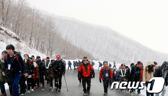 (서울=뉴스1)  = 강북구가 17~18일 양일간 강원도 인제군 육군 제 12보병사단(을지부대)에서 개최한 ‘엄홍길 대장과 함께 하는 청소년희망원정대 겨울캠프’에서 엄홍길 대장과 …
