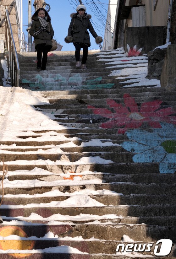 본문 이미지 - 서울 종로구 이화마을에서 외국인 관광객들이 조심스럽게 계단을 내려오고 있다. /뉴스1 ⓒ News1