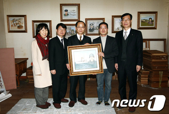 (서울=뉴스1) 김보영  = 국가보훈처는 21일 오후 경남 사천시 백겸중 화백의 작업실에서 2013년 이달의 6.25전쟁영웅 달력 제작에 사용된 전쟁영웅 12명의 초상이나 전투지역 …